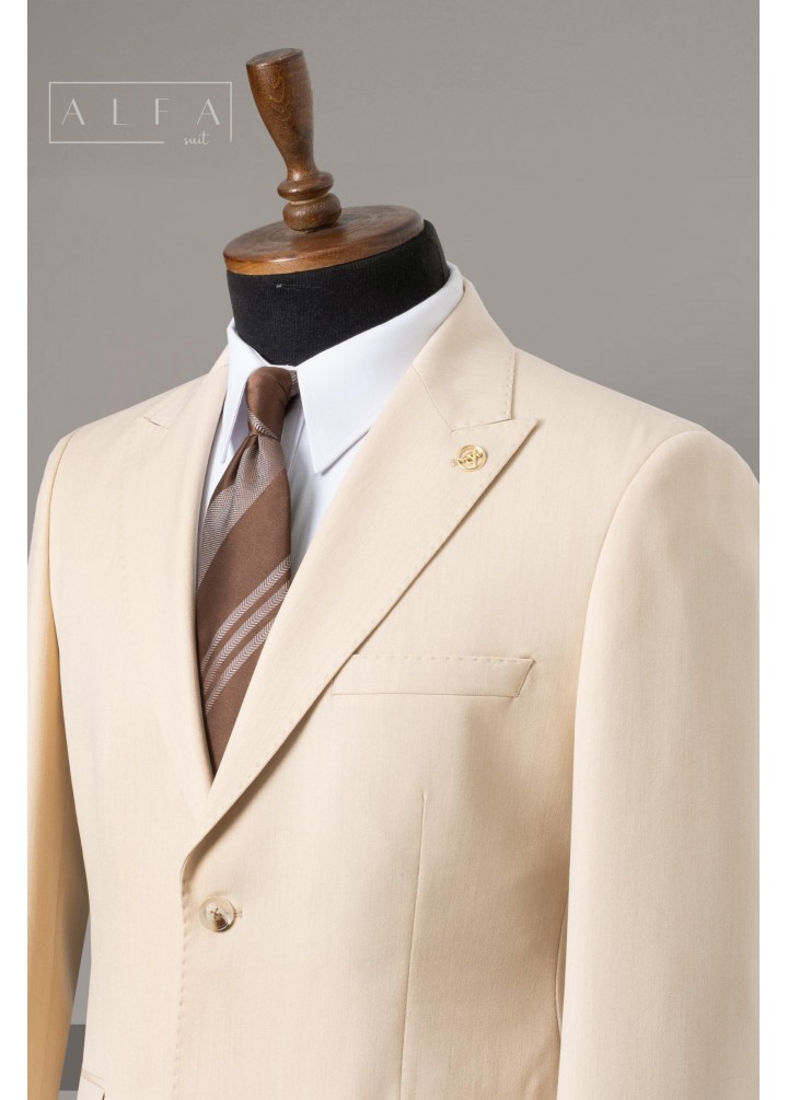 Klasik ve Modernin Buluşması: Krem Slim Fit Takım Elbise