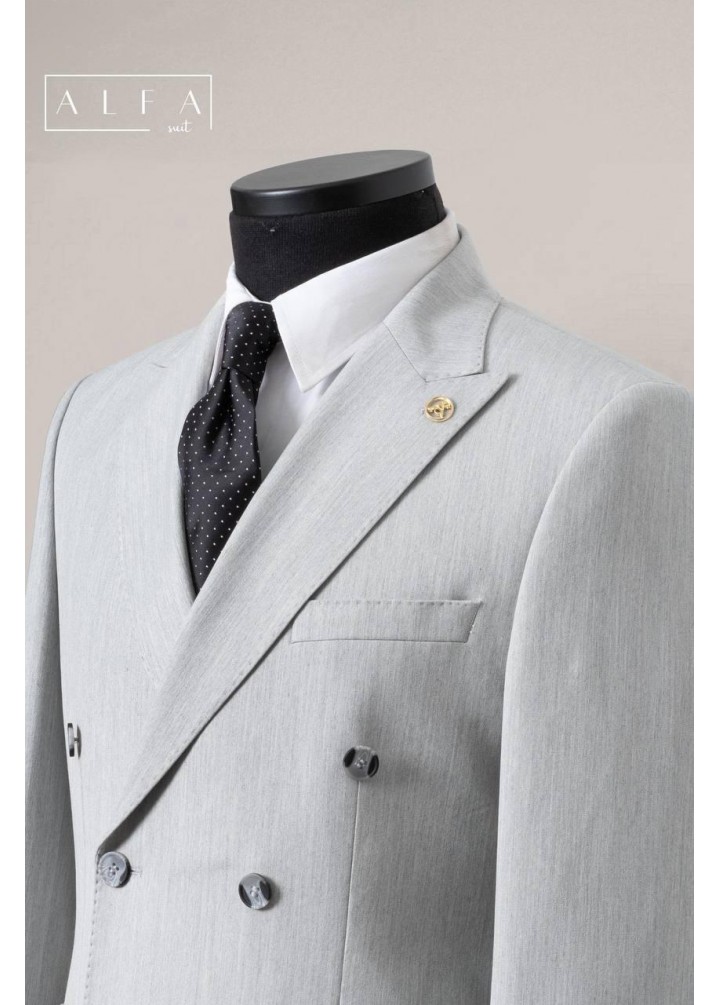 Zarafetin Yeni Tonu: Gri Kruvaze Takım Elbise