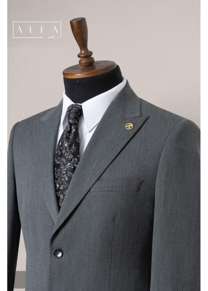 Zarafetin Yeni Tonu: Koyu Gri Erkek Takım Elbise