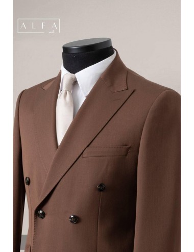 Kahverengi Kruvaze Takım Elbise – Modern ve Güçlü Bir Duruş