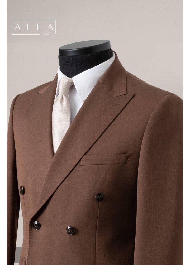 Kahverengi Kruvaze Takım Elbise – Modern ve Güçlü Bir Duruş