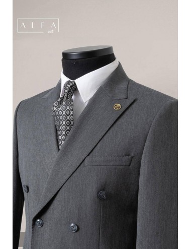 Zarafetin Yeni Tonu: Koyu Gri Kruvaze Takım Elbise