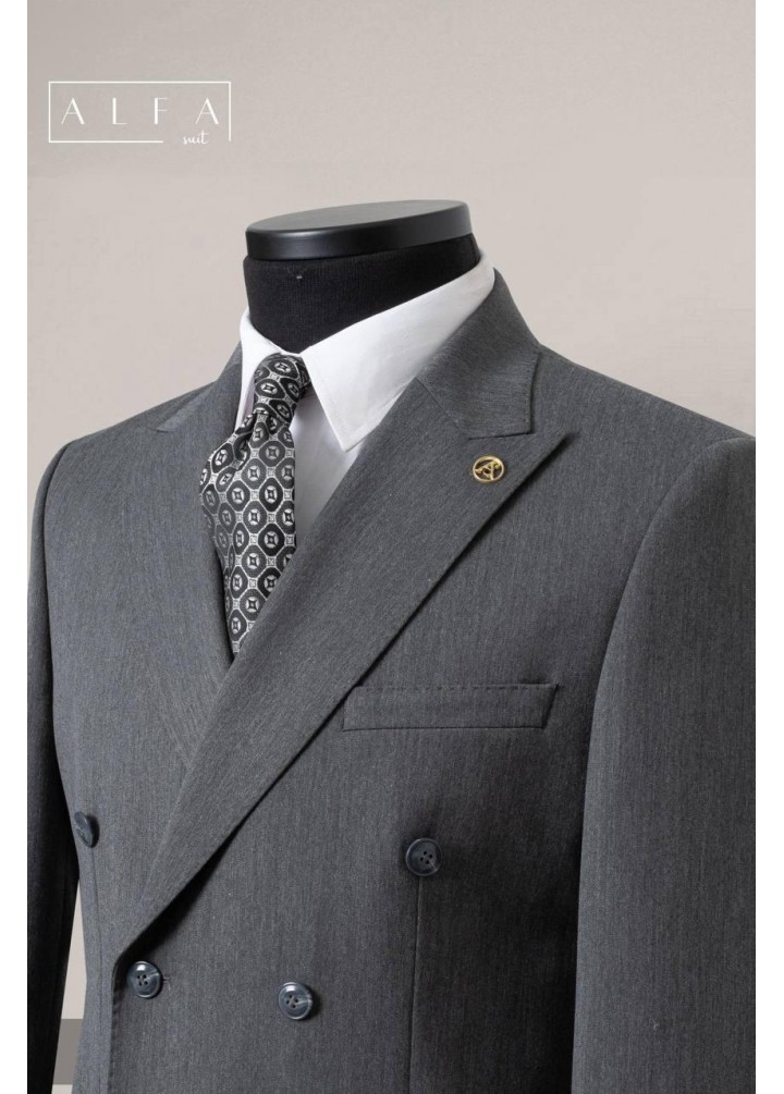 Zarafetin Yeni Tonu: Koyu Gri Kruvaze Takım Elbise