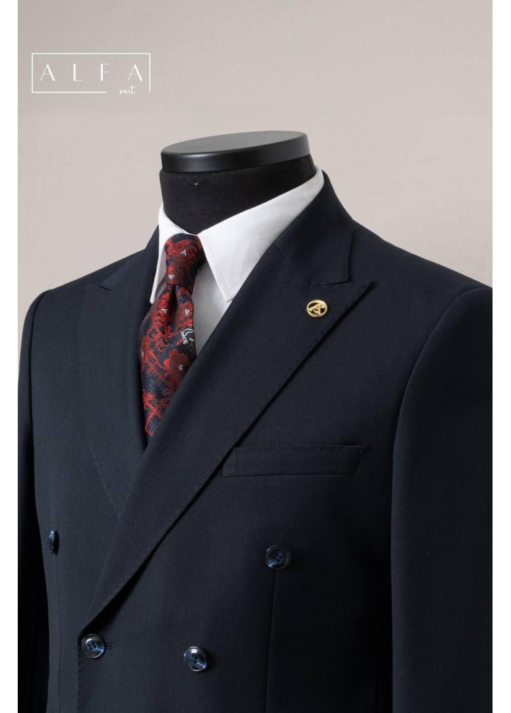 Zarafetin Yeni Tonu: Lacivert Kruvaze Takım Elbise