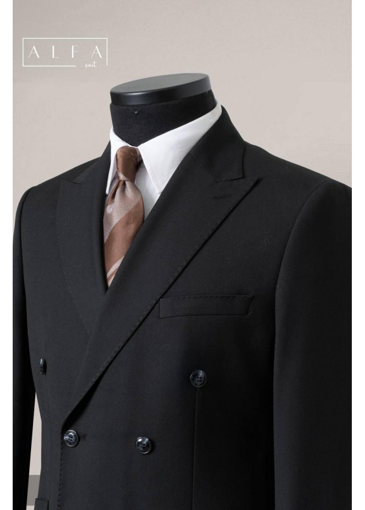 Zarafetin Yeni Tonu: Siyah Kruvaze Takım Elbise