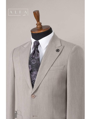 Gri Sivri Yaka Üç Cepli Takım Elbise – Modern ve Fonksiyonel Şıklık