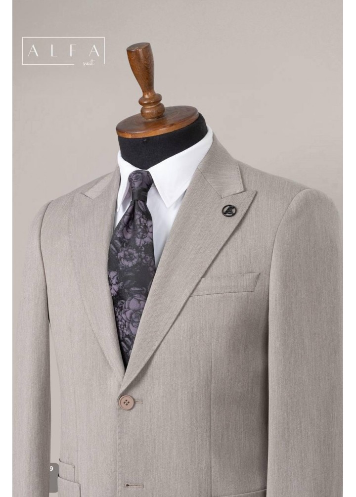 Gri Sivri Yaka Üç Cepli Takım Elbise – Modern ve Fonksiyonel Şıklık