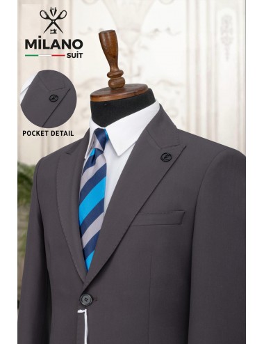 Koyu Gri Sivri Yaka Klasik Kapak Cepli Takım Elbise – Zamansız ve Klasik Şıklık