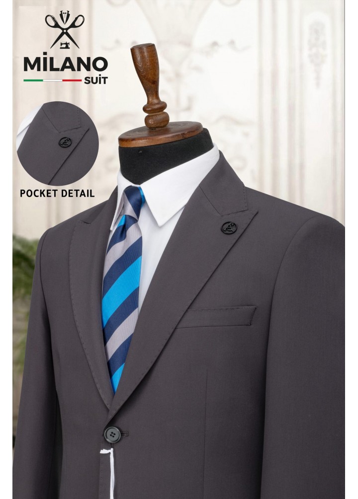 Koyu Gri Sivri Yaka Klasik Kapak Cepli Takım Elbise – Zamansız ve Klasik Şıklık