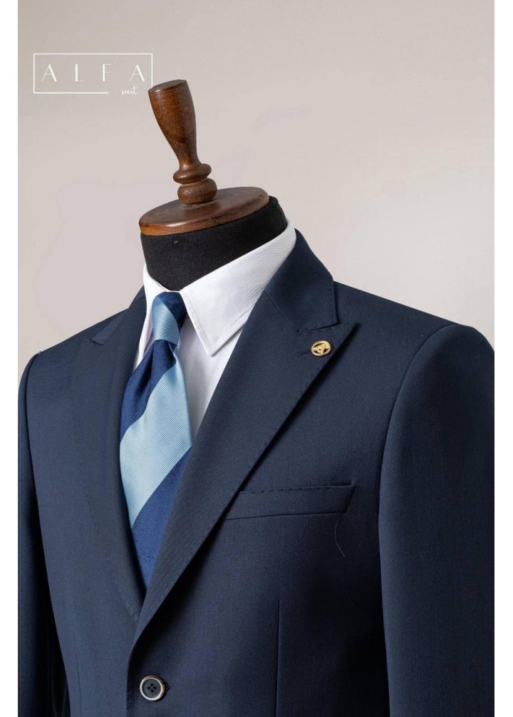 Lacivert Sivri Yaka Üç Cepli Spor Takım Elbise – Dinamik ve Şık