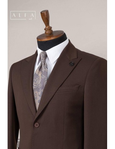 Kahve Rengi Sivri Yaka Üç Cepli Spor Takım Elbise – Sıcak ve Rahat Şıklık