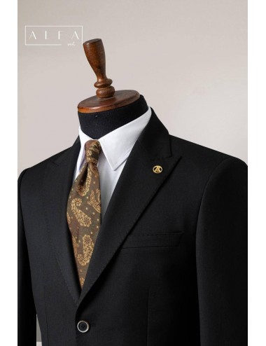 Siyah Sivri Yaka Üç Cepli Spor Takım Elbise – Şıklık ve Fonksiyonelliğin Buluşması