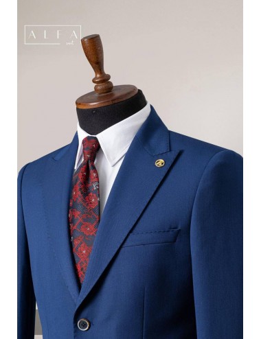 Saks Mavi Sivri Yaka Üç Cepli Spor Takım Elbise – Canlı ve Modern Şıklık